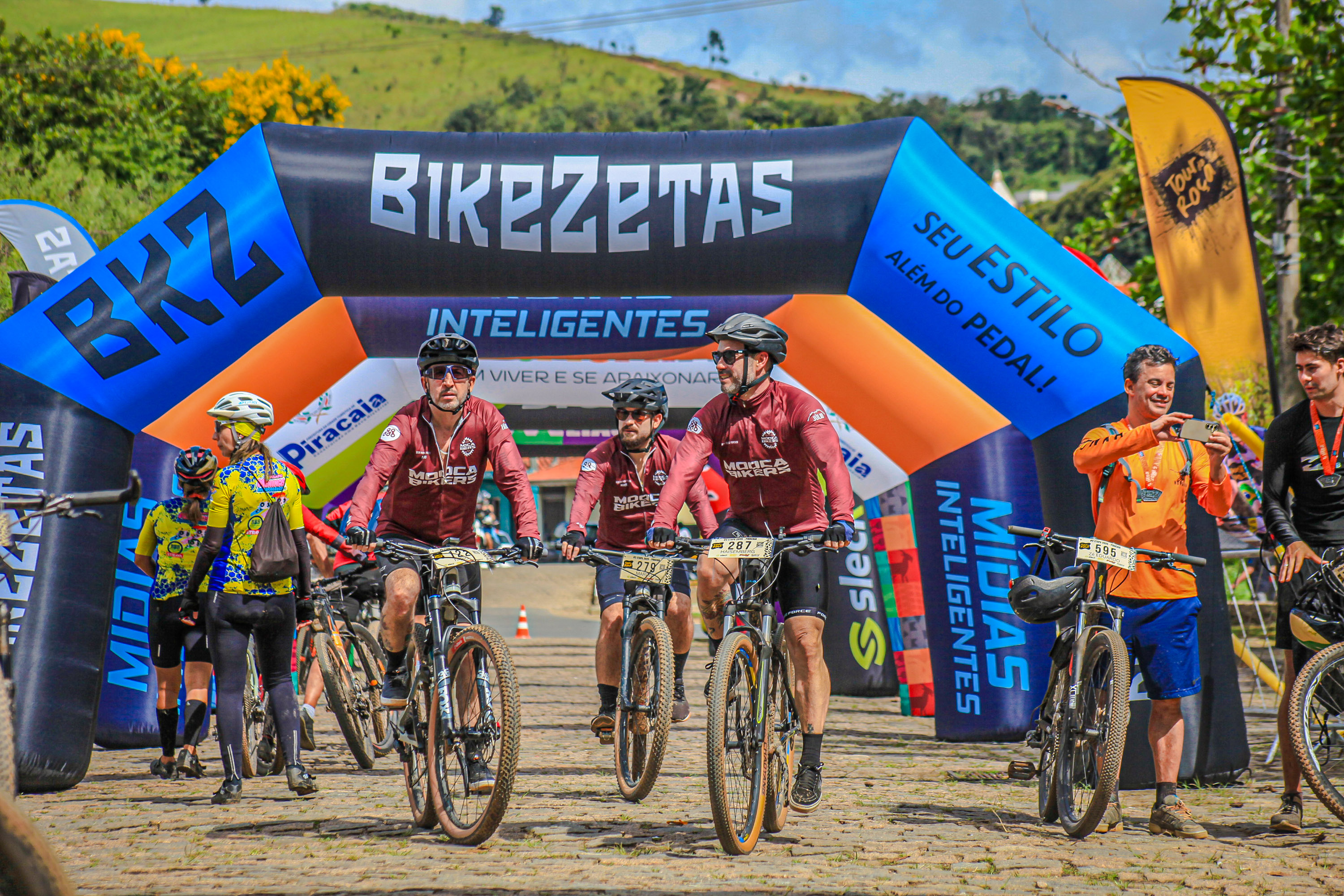 Ciclistas chegando ao Tour da Roça com medalha e clima de celebração