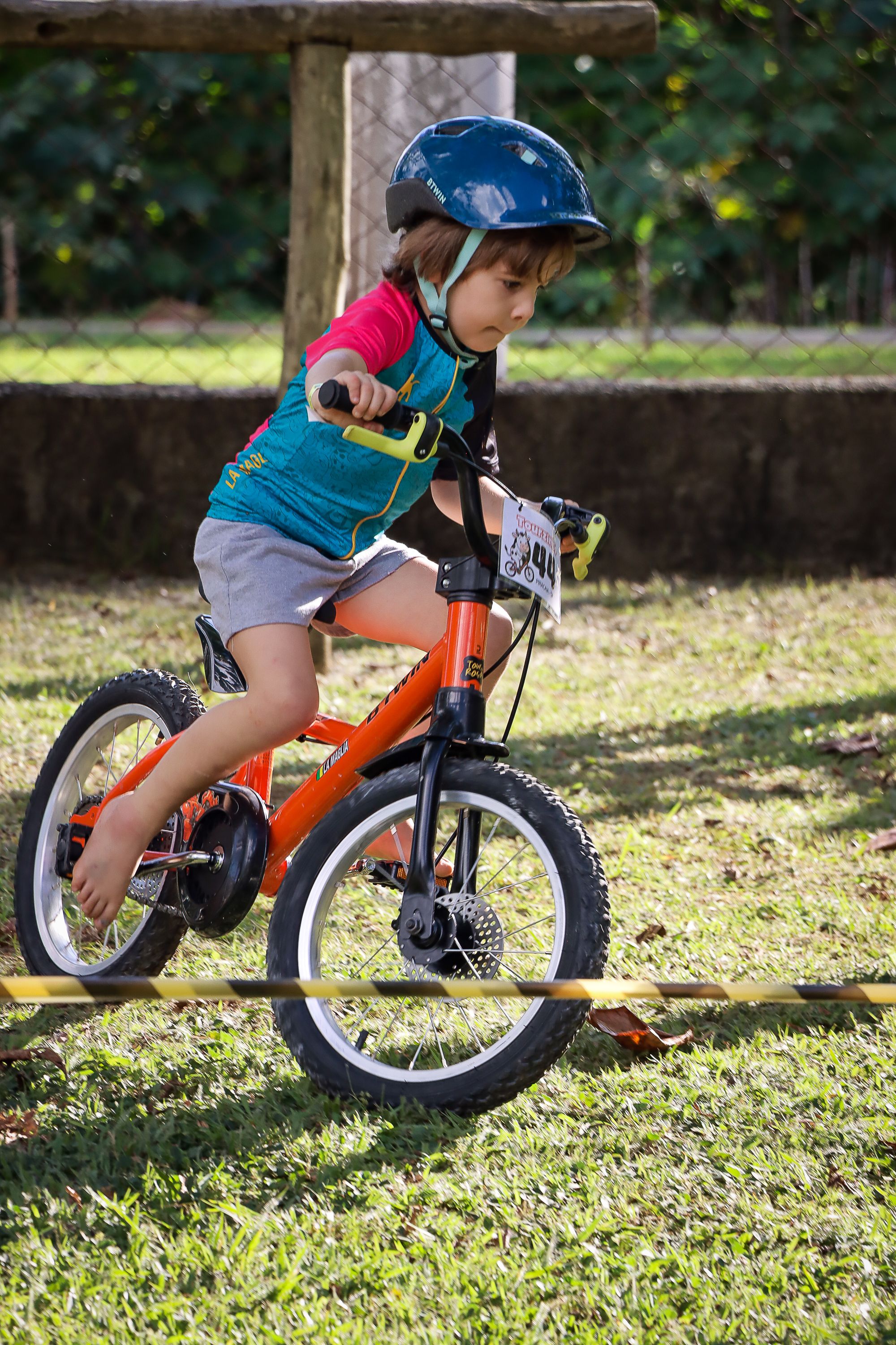 Crianças participando do Tourzinho em circuito recreativo