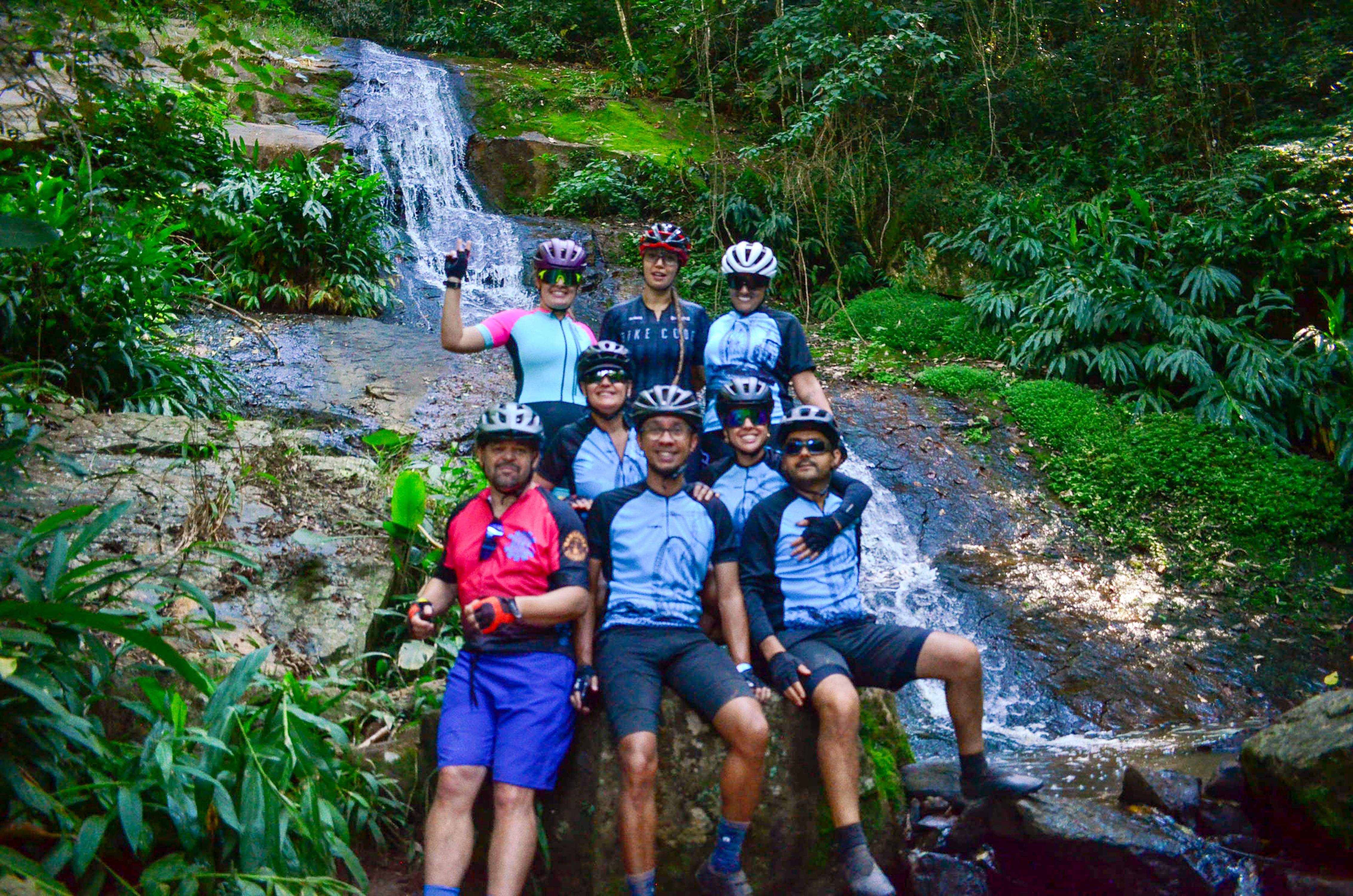 Ciclistas em estrada rural no trajeto Sport de Piracaia