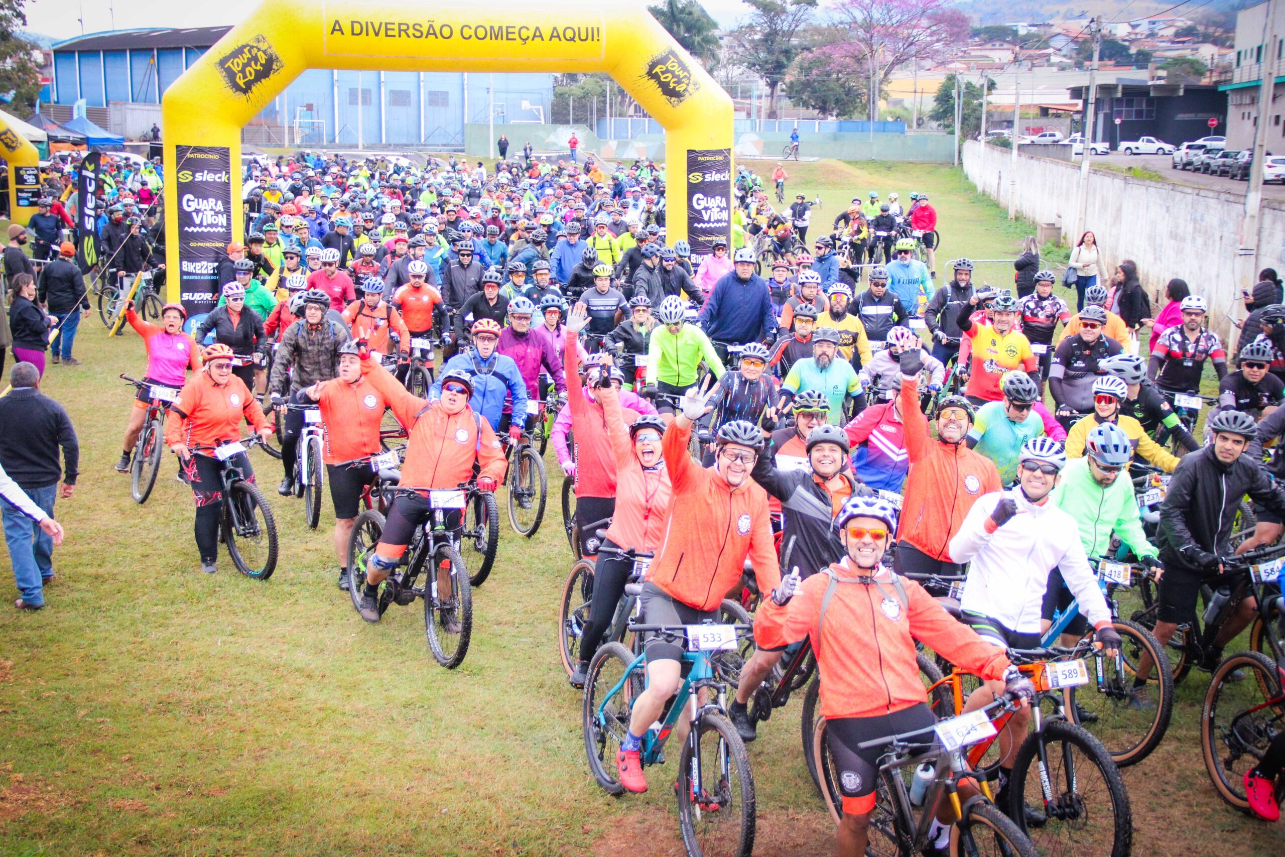 Arena do Tour da Roça com ciclistas, famílias e estrutura em cidade-sede
