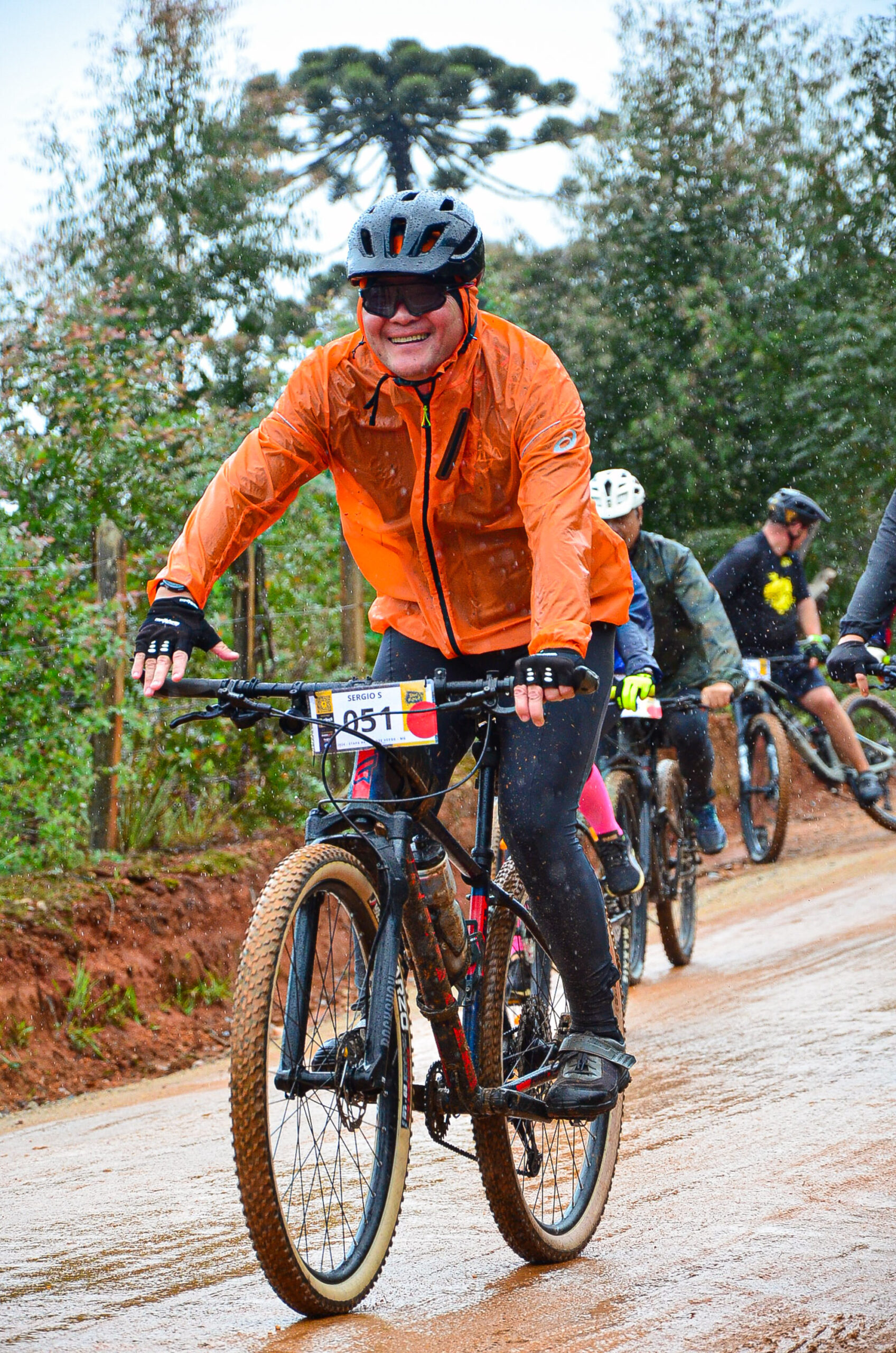 Grupo de ciclistas iniciantes pedalando em estrada rural durante experiência de cicloturismo recreativo do Tour da Roça