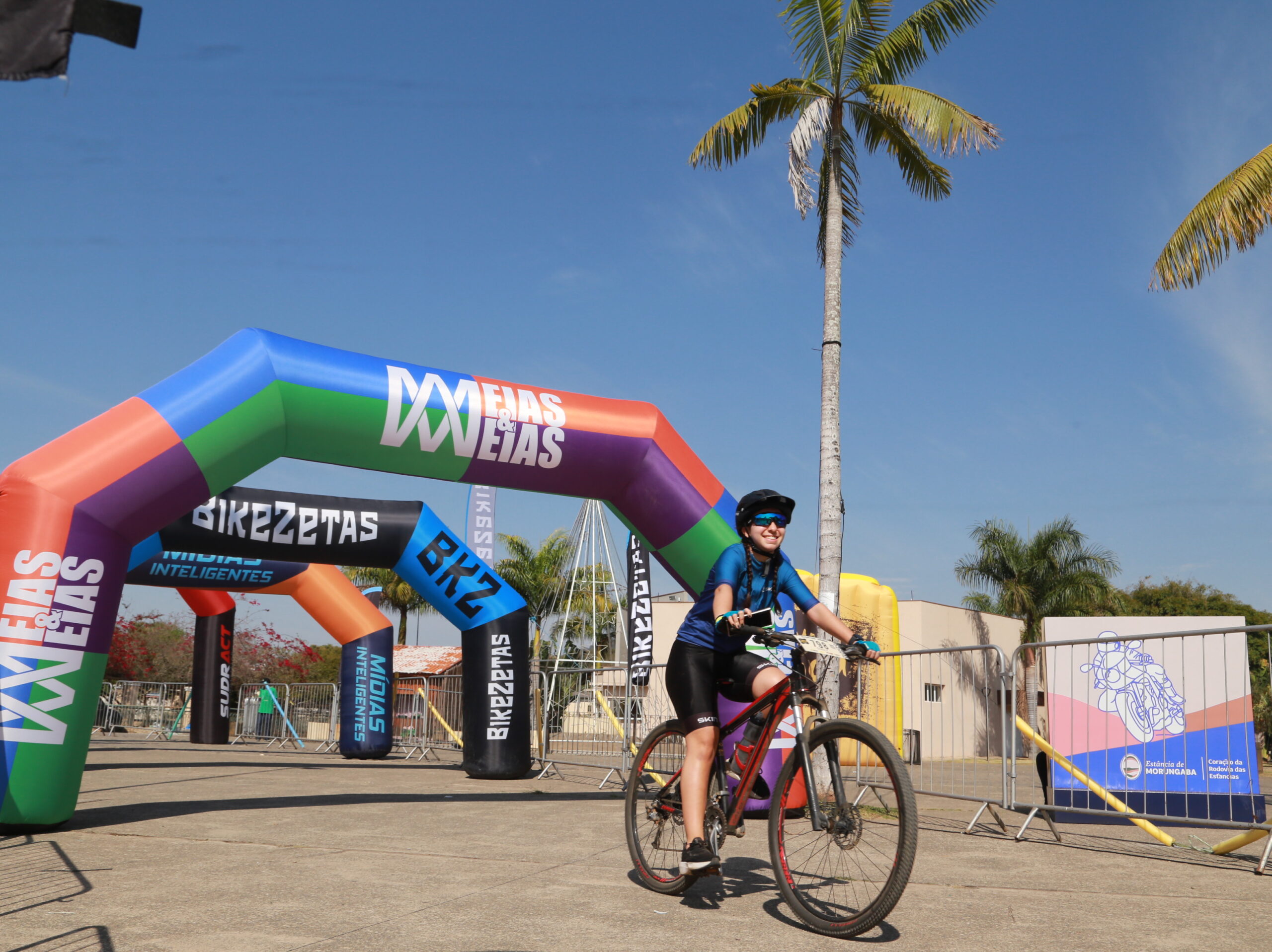 Ciclista cruzando a linha de chegada em Morungaba