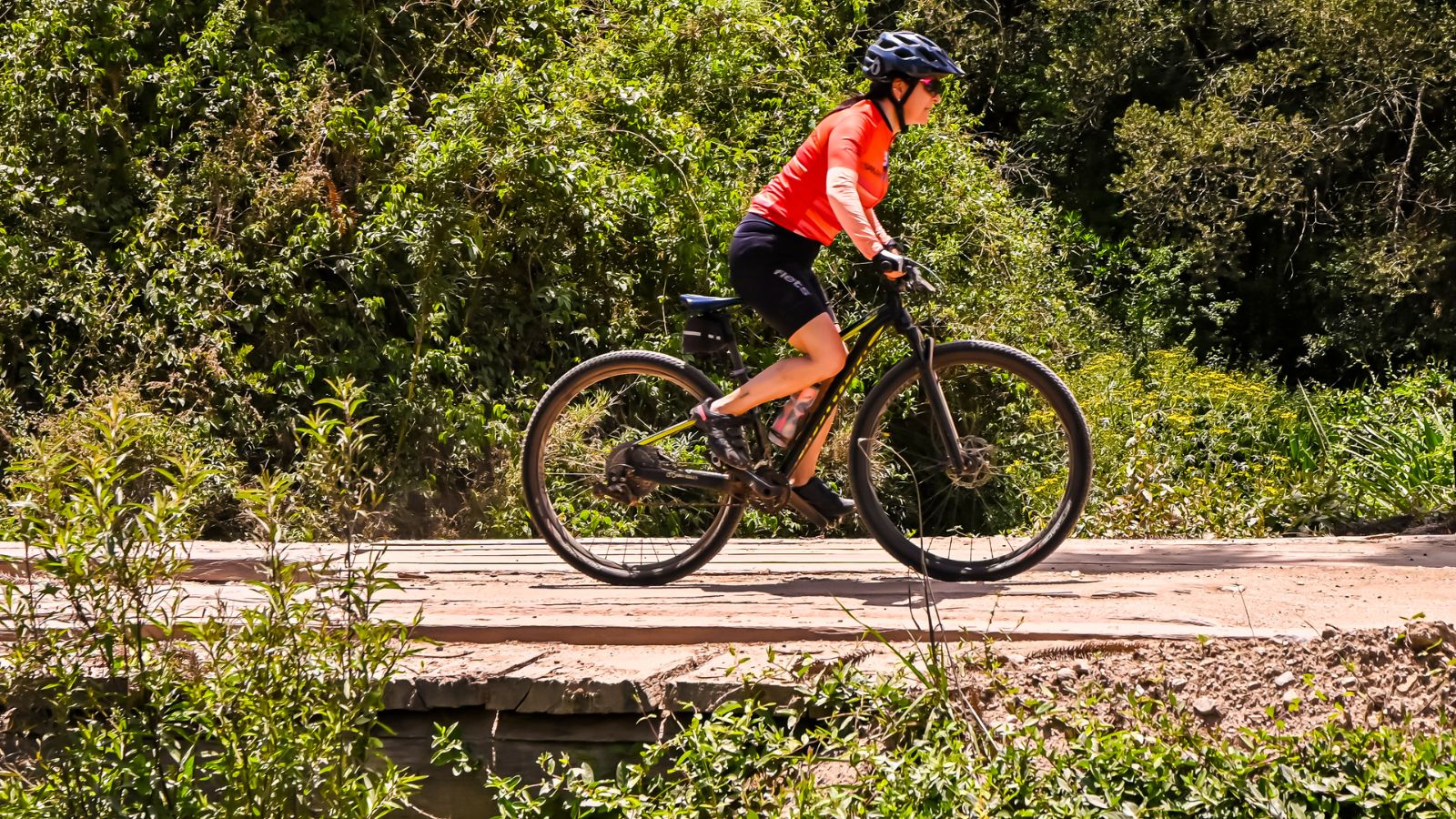 Ciclistas pedalando em Extrema, nas montanhas da Serra da Mantiqueira