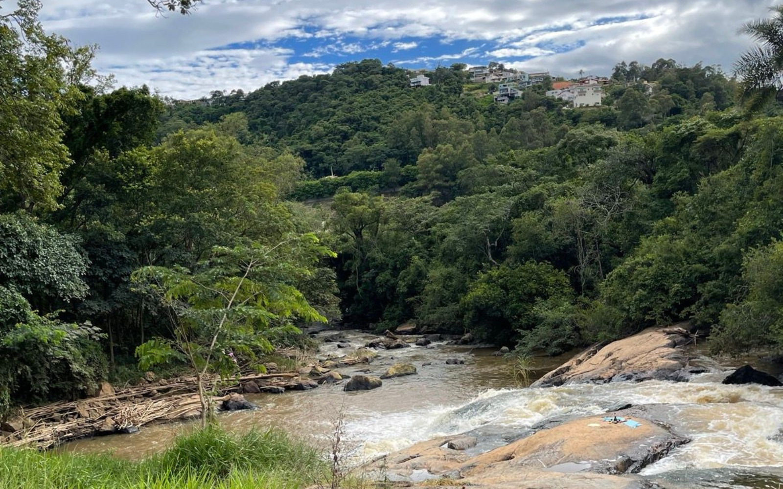 Ciclistas pedalando entre fazendas e cafezais
