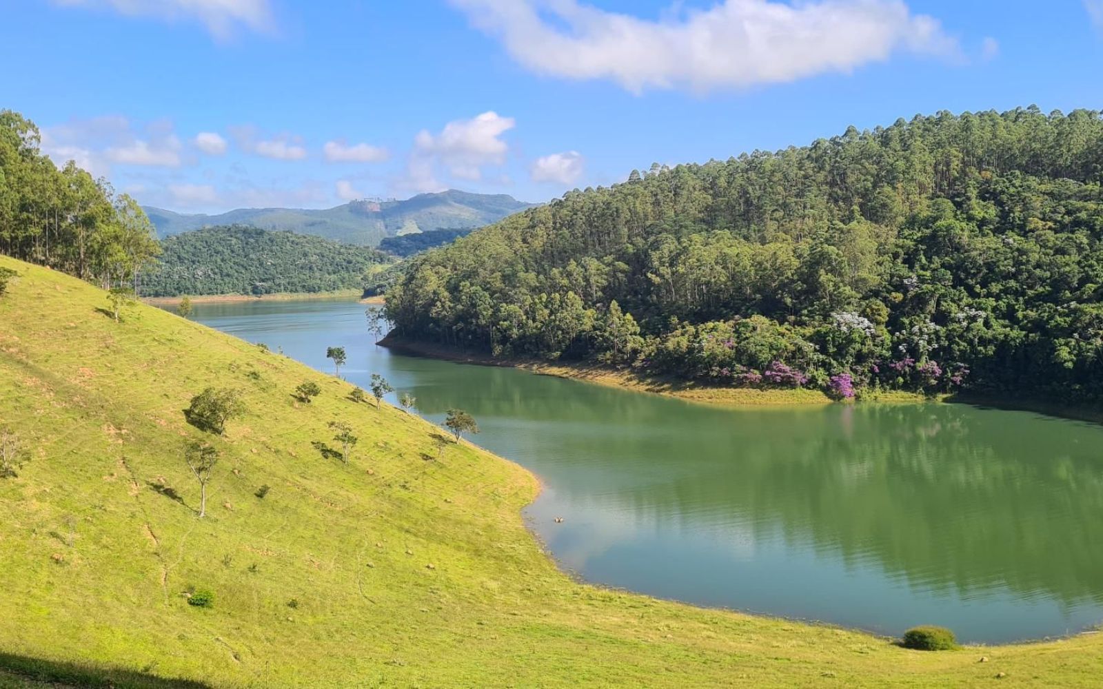 Ciclistas em estrada rural com paisagem de montanhas