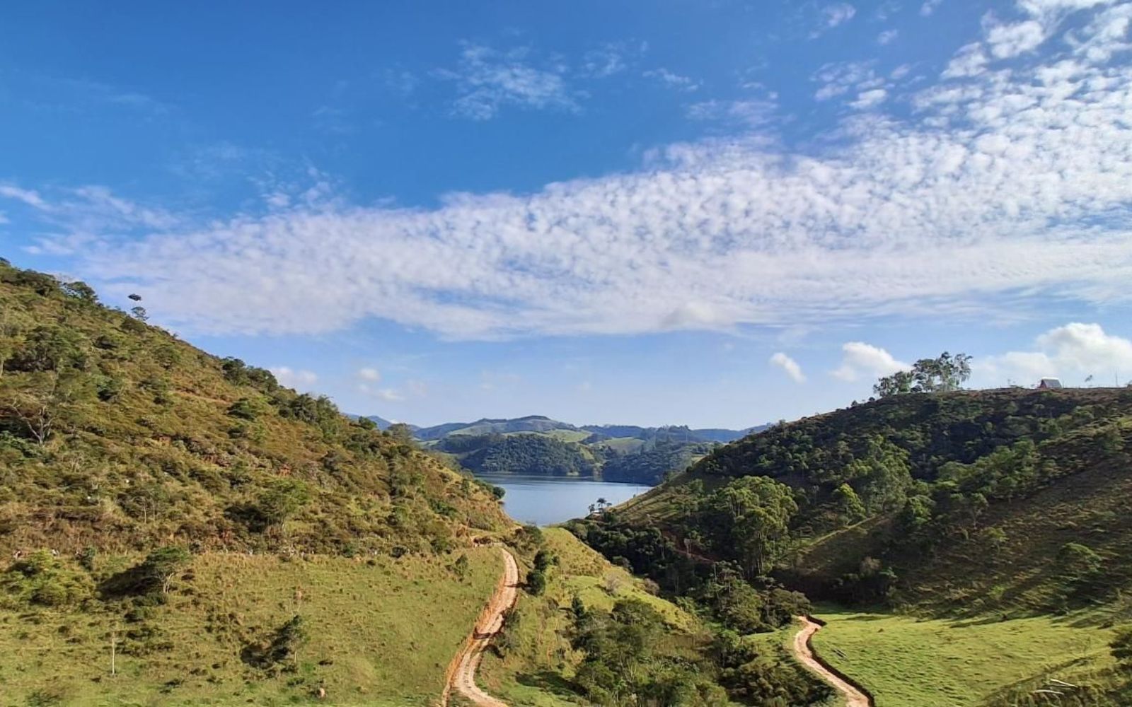Ciclista curtindo a natureza em estrada de terra