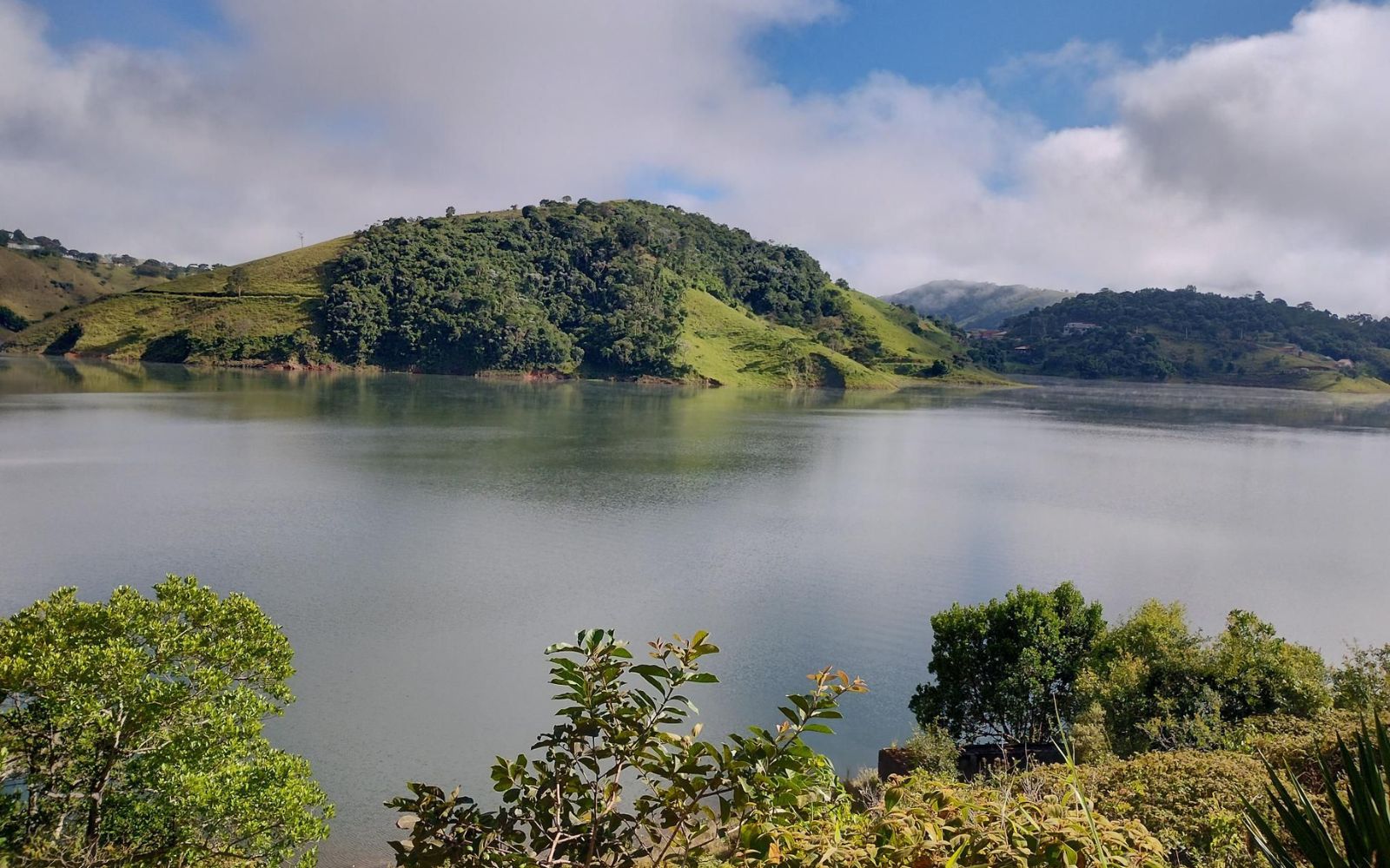 Ambiente de evento com pessoas e clima de comunidade