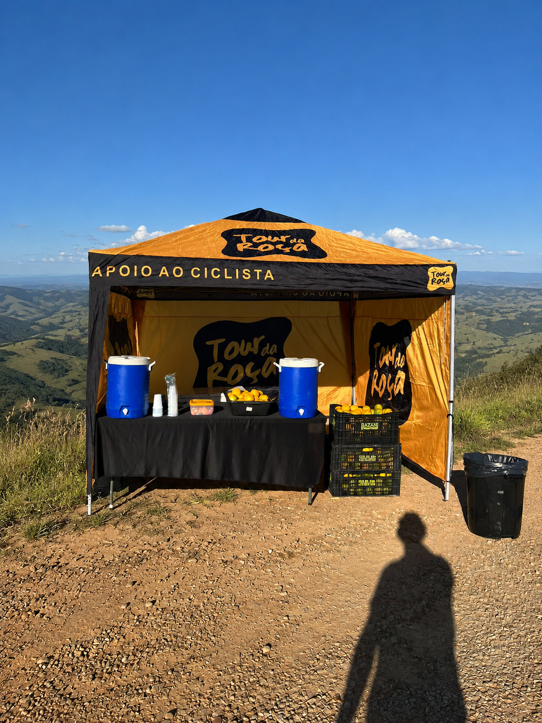 Ponto de hidratação do Tour da Roça oferecendo apoio aos ciclistas durante passeio de cicloturismo