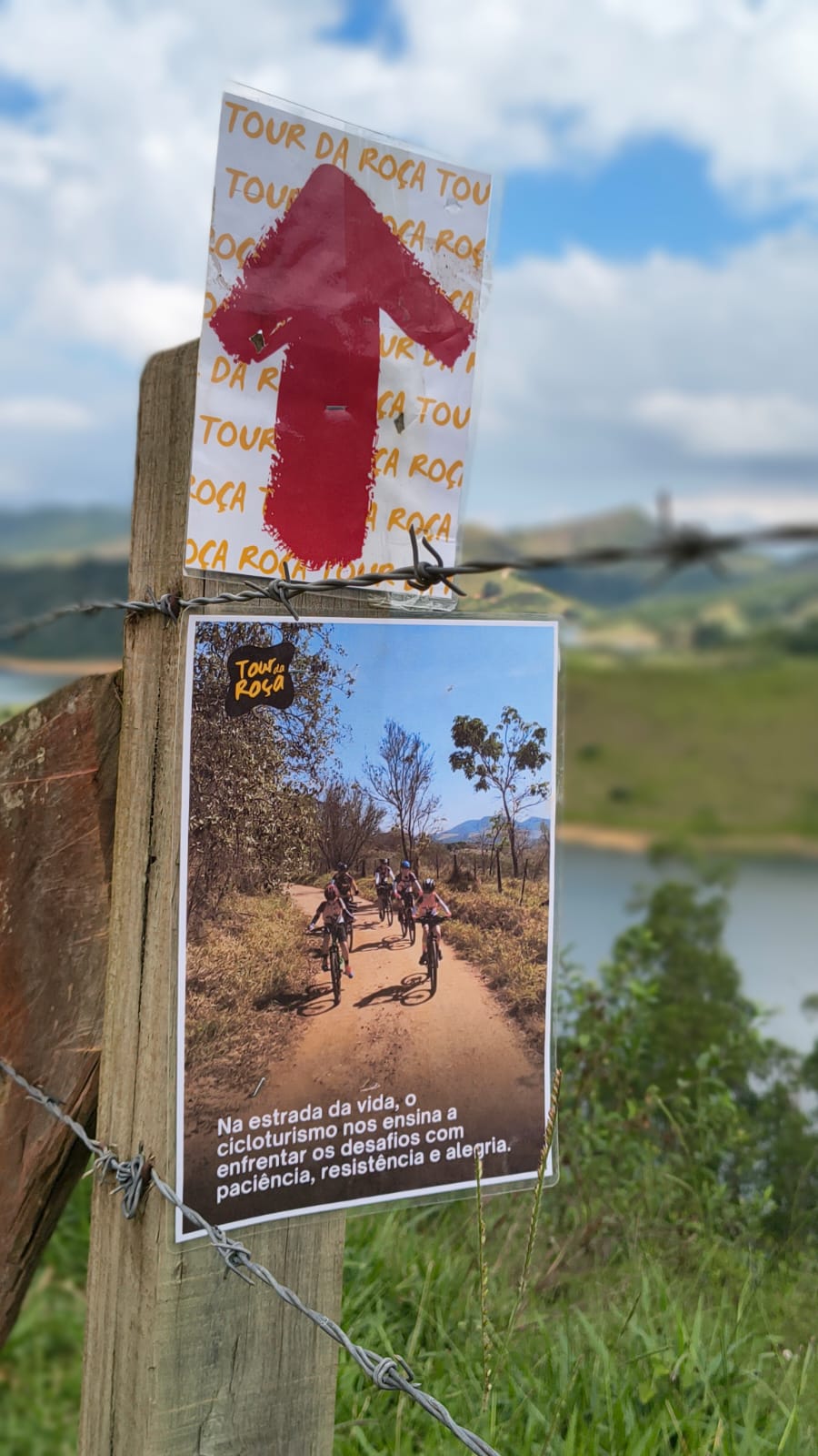 Percurso sinalizado do Tour da Roça em estrada de terra para ciclistas iniciantes no cicloturismo