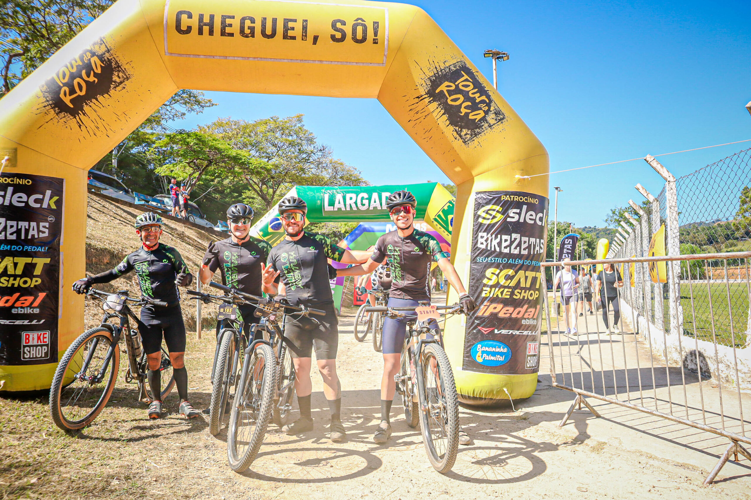 Ciclistas do Tour da Roça durante a etapa de Amparo no distrito de Três Pontes
