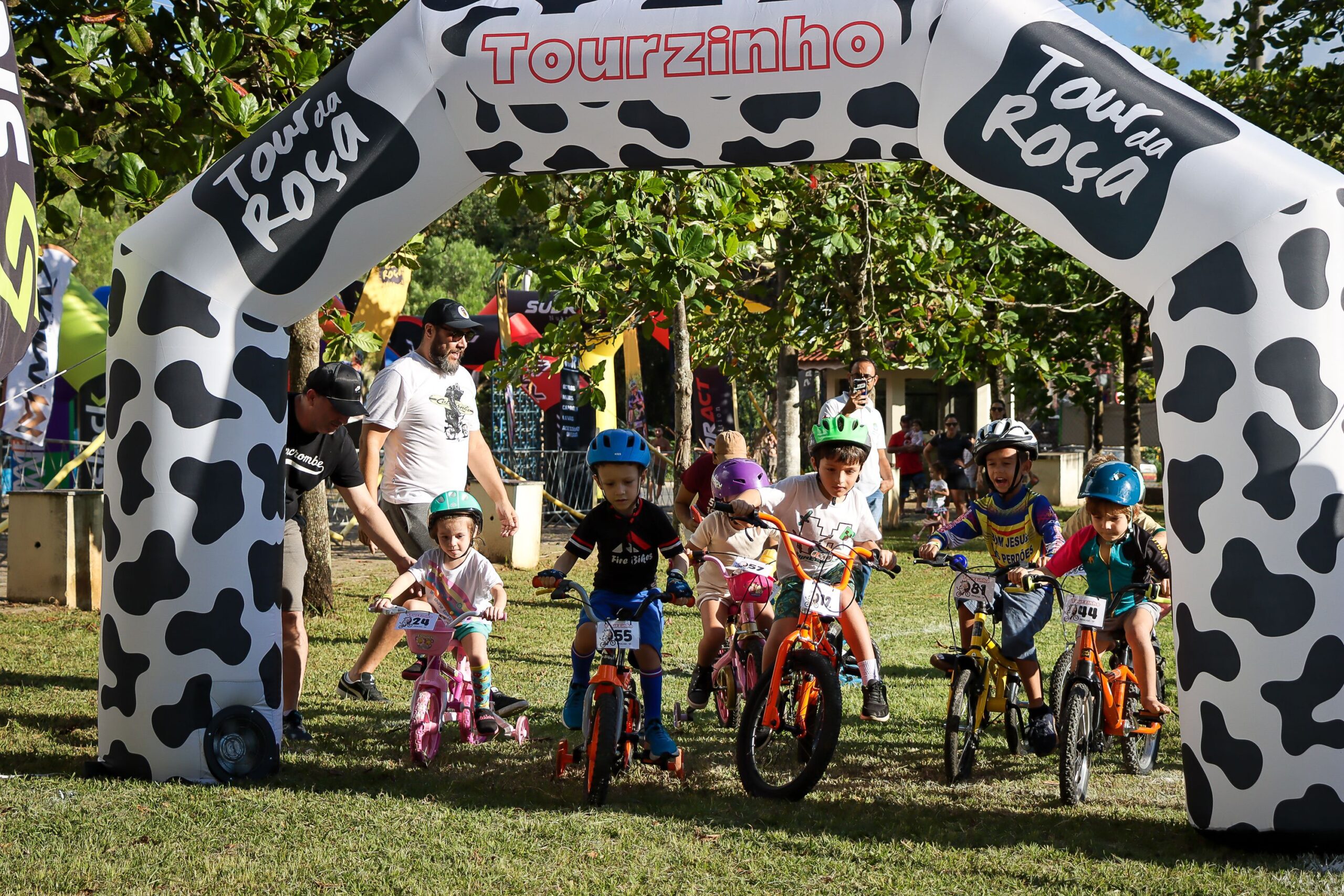 Crianças participando do Tourzinho Morungaba do Tour da Roça